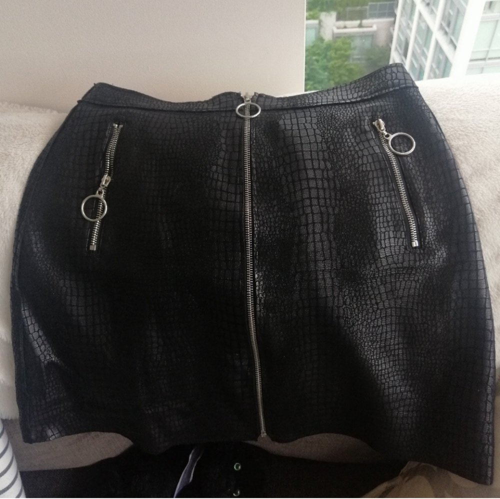 Black zipped skirt